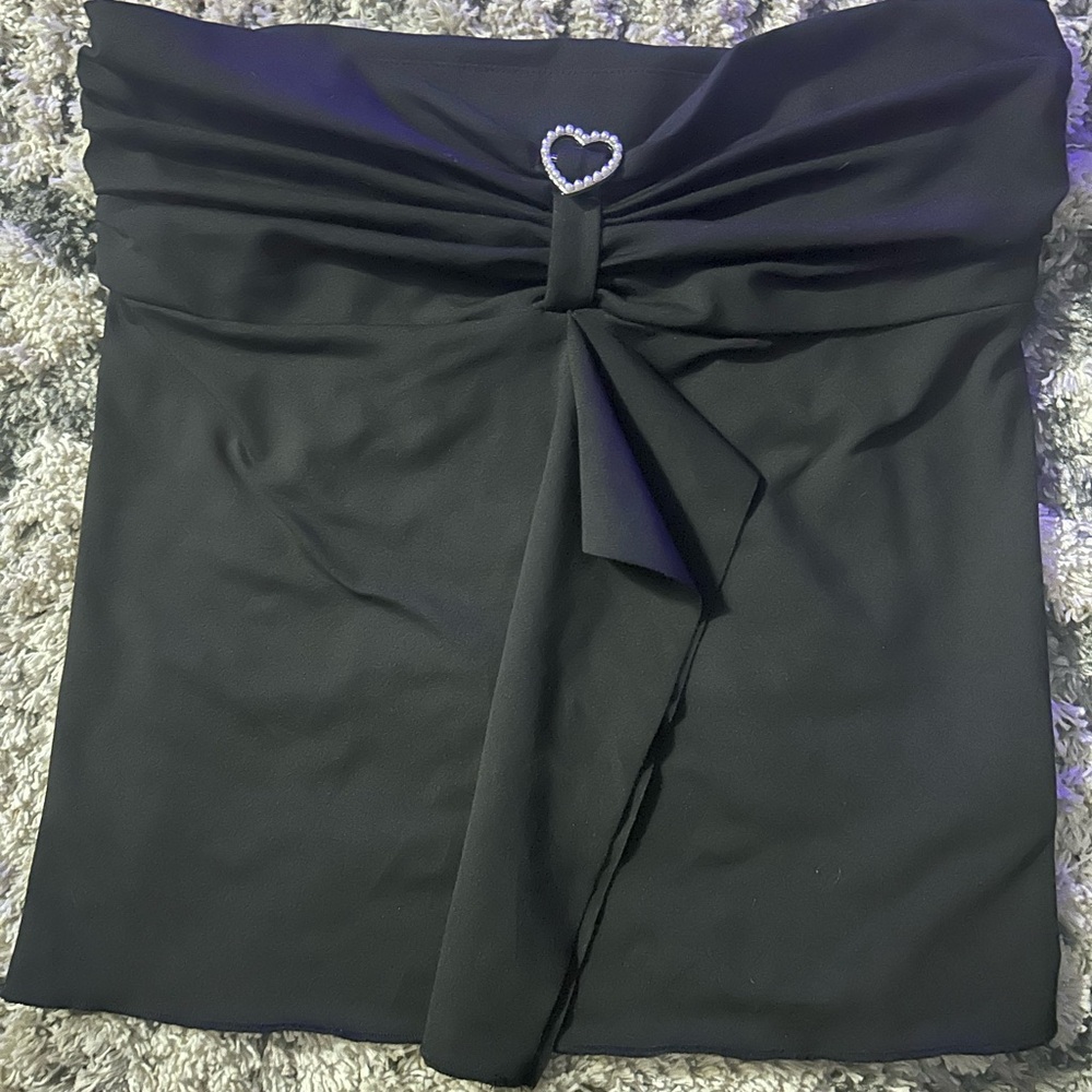 Black tube top with pearl heart in the middle! Tight but flows in the front!